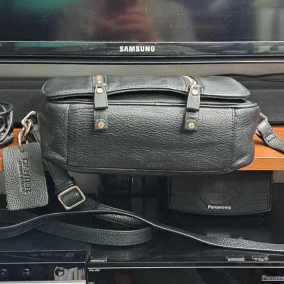 Authentic Danier Genuine Leather Crossbody Bag - Picture 4 of 10